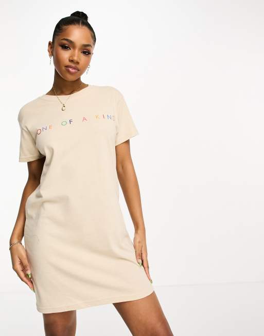 In The Style - Beige T-shirt-kjole med 'One of a Kind'-motiv