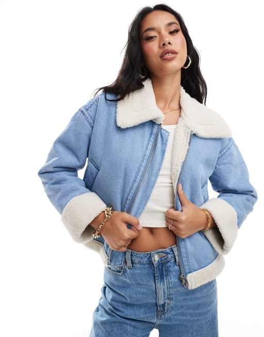 In The Style - Blå og cropped denimjakke med kant i imiteret lammeskind