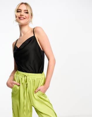 In The Style - Body aus Satin in Schwarz mit Wasserfallkragen