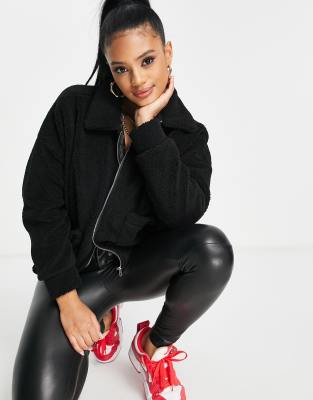 in the style -  – Bomberjacke mit Kunstpelz in Schwarz