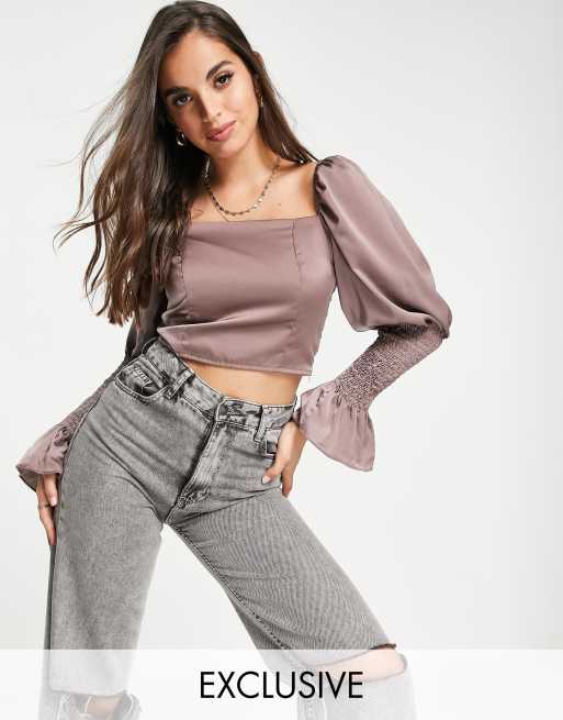 In The Style – Brungrå crop top med smockade ärmar och fyrkantig ringning, endast hos ASOS