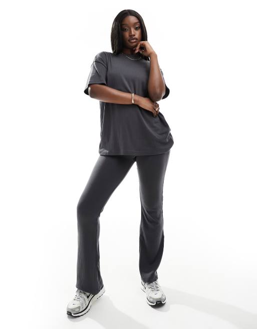 In The Style - Completo grigio antracite con T-shirt e pantaloni a zampa