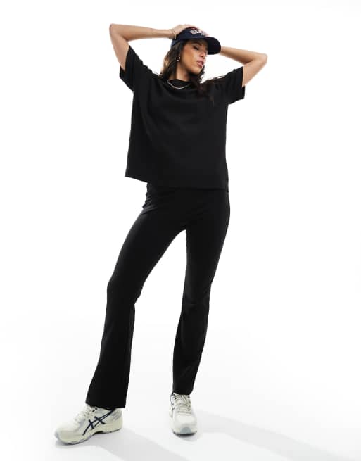 In The Style - Completo nero con T-shirt e pantaloni a zampa, 2 di 4