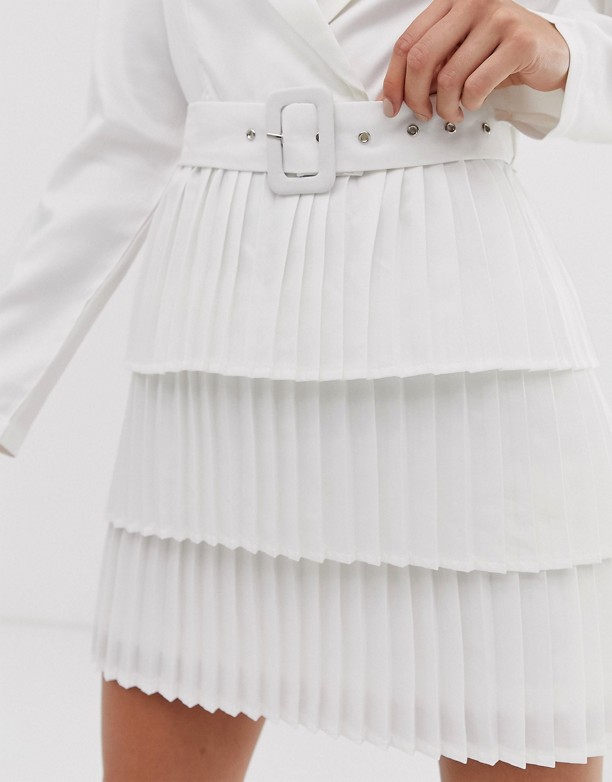In The Style × Dani Dyer – Biała sukienka marynarkowa z dekoltem w szpic i plisowaną spÓdnicą Biały Nosić 