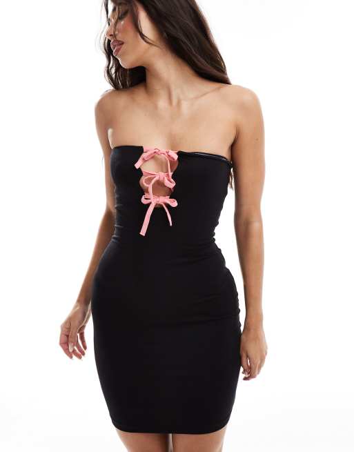 In The Style Exclusive – Czarna sukienka mini z dekoltem bandeau i kontrastowymi kokardkami