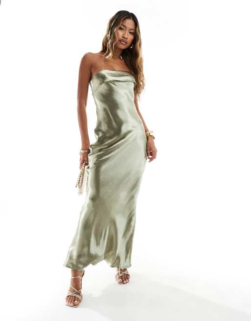 In The Style - Exclusive - Maxi bandeau-jurk met uitsnijding aan de achterkant van vloeibaar satijn in saliegroen