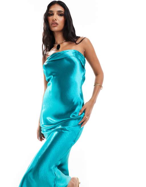 In The Style Exclusive – Turkusowa satynowa sukienka maxi z dekoltem bandeau i wycięciem na plecach