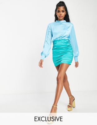 In The Style Exclusive x Billie Faiers – Niebieska kontrastowa sukienka mini z wysokim dekoltem i marszczoną spódnicą