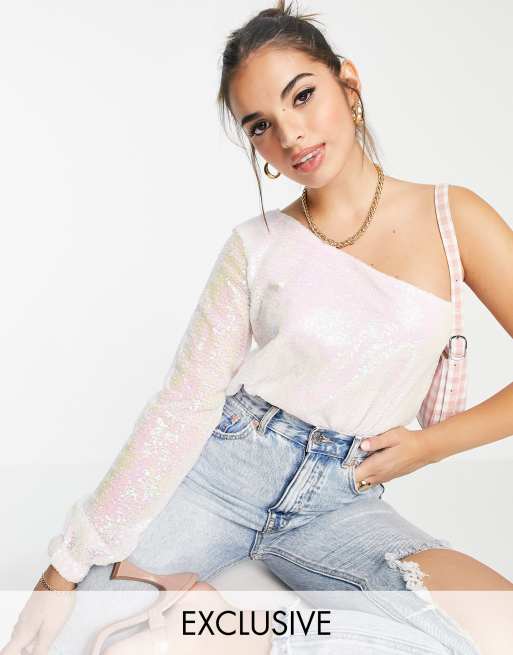 In The Style - Exclusives - Body met blote schouder en lovertjes in iriserend roze