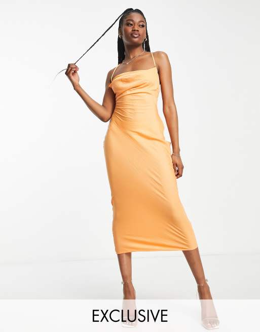 In The Style - Exclusives - Midi jurk van satijn met gedrapeerde halslijn in oranje
