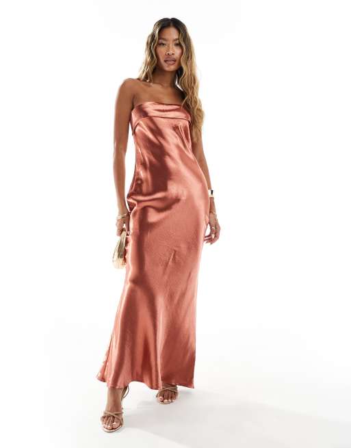 In The Style - Exclusivité - Robe bandeau longue ouverte dans le dos fluide et satinée à découpe - Rouille