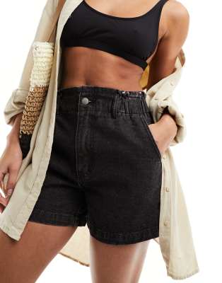 In The Style - Exklusive Jeans-Shorts in Schwarz mit elastischem Paperbag-Bund