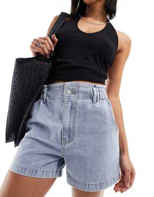 In The Style - Exklusive Jeans-Shorts in verwaschenem Hellblau mit elastischem Paperbag-Bund