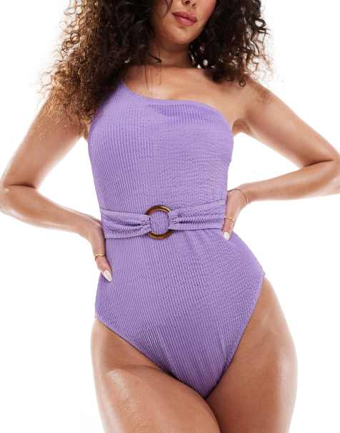 In The Style – Exklusiver Crinkle-Badeanzug in Lila mit One-Shoulder-Träger und Ringgürteldetail - view 1