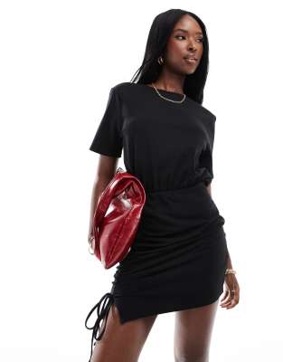 In The Style - Exklusives, figurbetontes T-Shirt-Kleid in Schwarz mit seitlicher Raffung