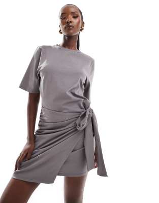 In The Style - Exklusives, kurzes T-Shirt-Wickelkleid in Anthrazit mit seitlichem Bindedetail-Schwarz