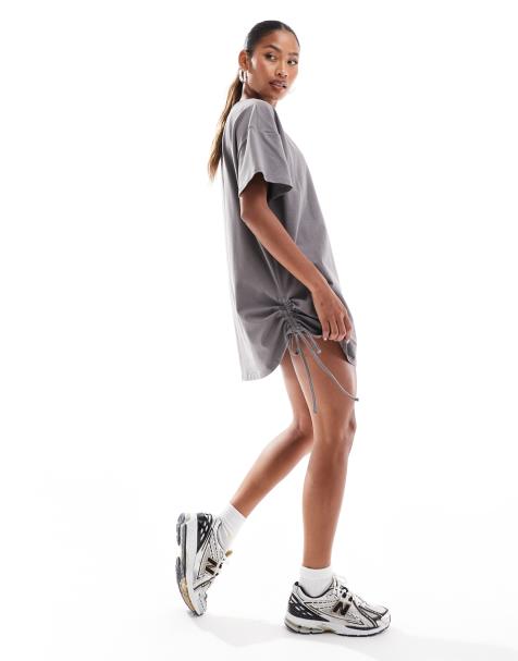 In The Style – Exklusivt – Mörkgrå, kort t-shirtklänning i oversize med ryschade sidor - view 1
