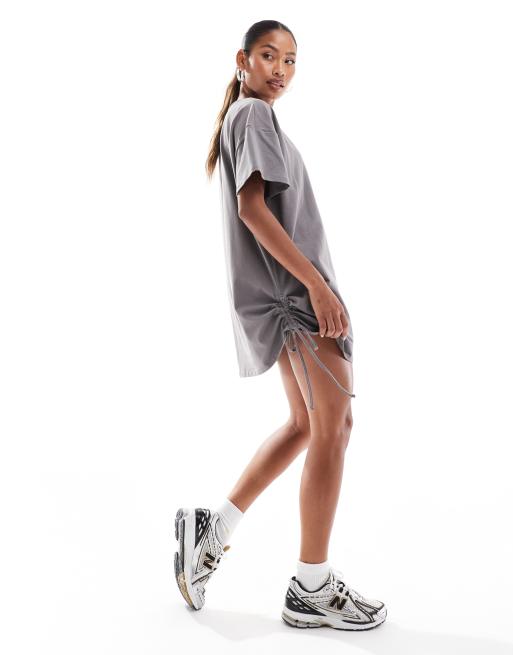 In The Style – Exklusivt – Mörkgrå, kort t-shirtklänning i oversize med ryschade sidor