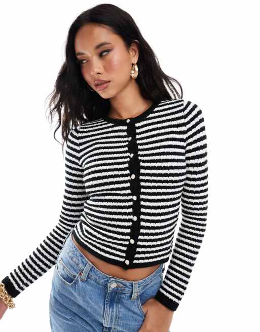 In The Style – Figurbetonte, gestreifte Strickjacke in Schwarz-Weiß mit Knopfleiste