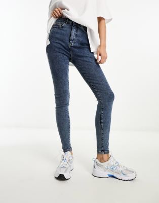 In The Style - Figurformende, eng geschnittene Jeans in Mittelblau mit hohem Bund