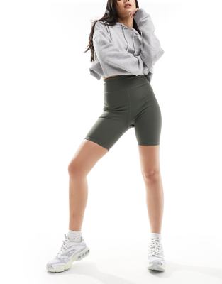 In The Style - Figurformende Leggings-Shorts in Khaki-Grün