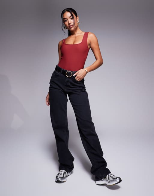 In The Style – Figurformender Body in Burgunderrot mit U-Ausschnitt, 2 von 4