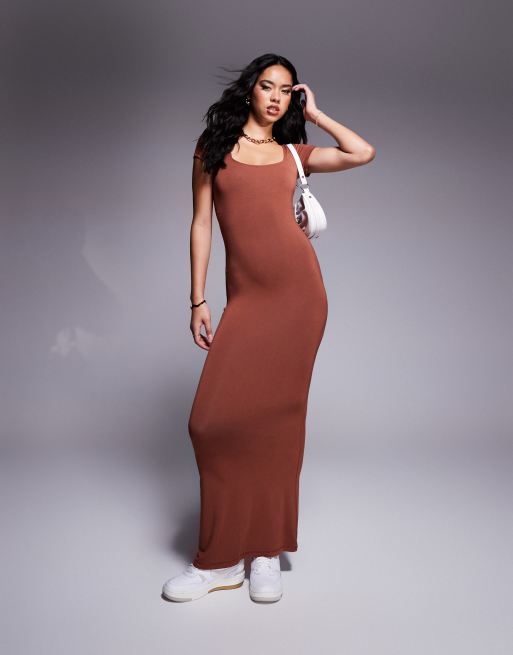 In The Style - Fits - Vormende maxi jurk van gladde stof met vierkante hals en korte mouwen in roestbruin