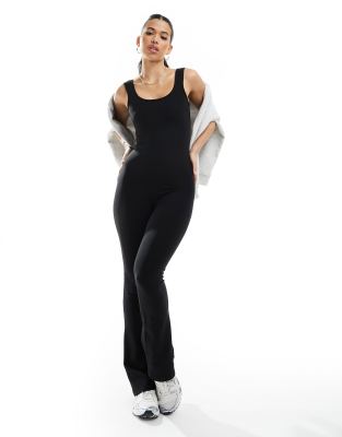 In The Style - Gerippter, ausgestellter Jumpsuit in Schwarz mit U-Ausschnitt