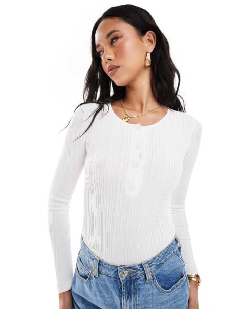 In The Style – Gerippter Body in Ecru mit Knopfdetail und Rundhalsausschnitt - view 1