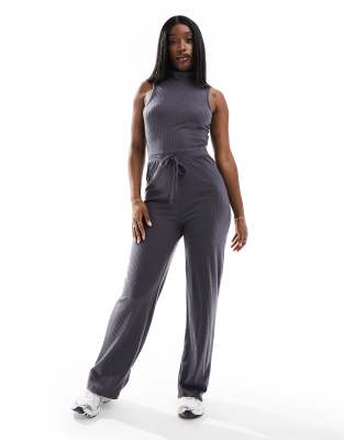 In The Style - Gerippter, hochgeschlossener Jumpsuit in Anthrazit mit Kordelzug-Grau