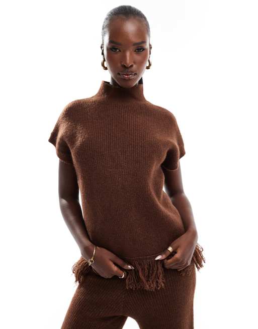 In The Style - Hoogsluitend mouwloze trui met kwastjes aan de zoom in chocoladebruin, deel van co-ord set