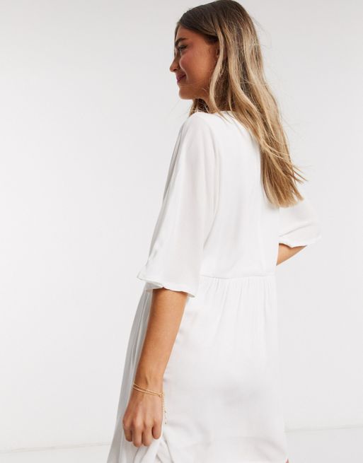 In The Style i Jac Jossa – Biała sukienka mini w kształcie litery A z  dekoltem w serek | ASOS