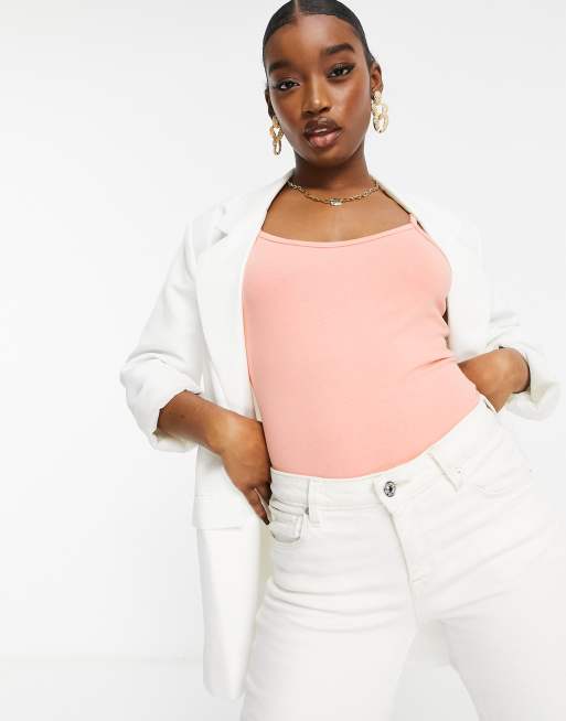 In The Style – Koralowe body z paseczkami