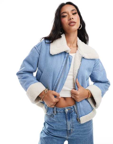 In The Style – Kurz geschnittene Jeansjacke in Blau mit Teddyfutter - view 1