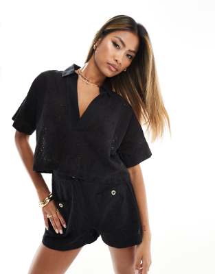 In The Style - Kurze Bluse in Schwarz mit Lochmuster, Kombiteil