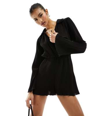 In The Style - Langärmliger, plissierter Hemd-Playsuit in Schwarz mit Wickeldesign