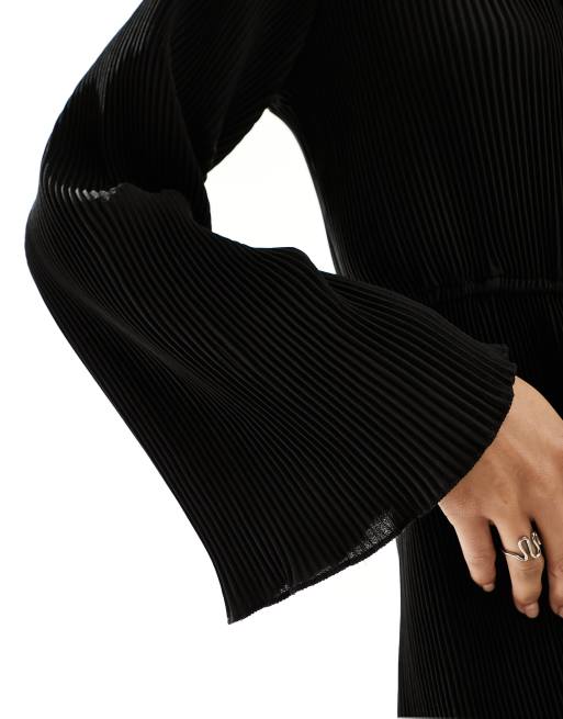In The Style – Langärmliger, plissierter Hemd-Playsuit in Schwarz mit Wickeldesign, 4 von 4