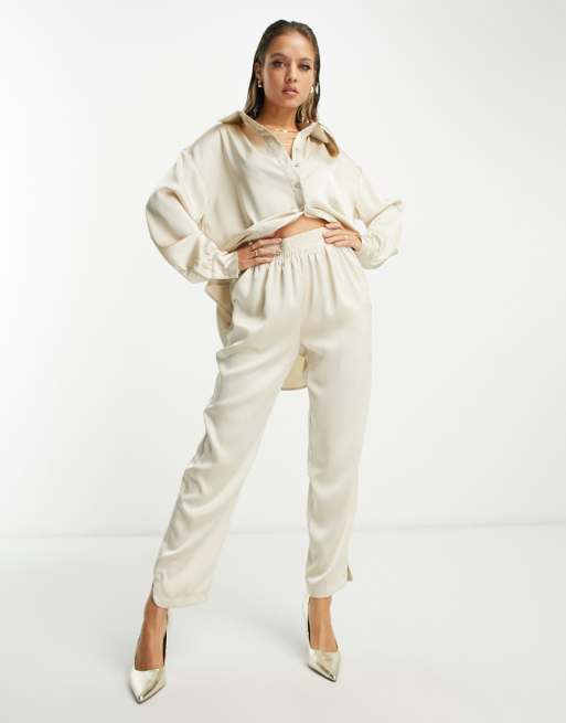 In The Style – Locker geschnittene Hose aus Satin in Stone, Kombiteil