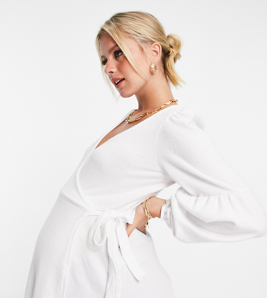 In The Style Maternity x Brooke Vincent – Wickelbluse in Weiß mit voluminösen Ärmeln
