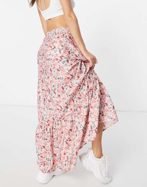 In The Style Maxi rok met ruches aan de zoom en bloemenprint in roze