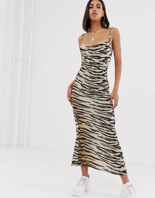 In The Style Maxikleid mit Wasserfall Ausschnitt und Tiger Print ASOS