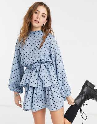 In The Style × Olivia Bowen – Niebieska sukienka skater z golfem, paskiem i wzorem w groszki