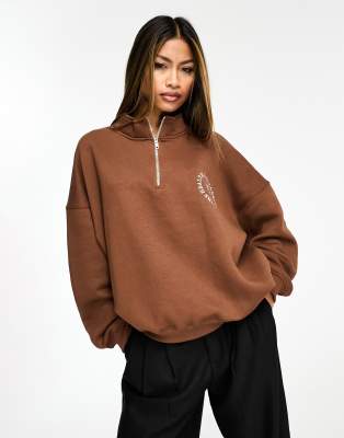 In The Style - Oversize-Sweatshirt in Schokobraun mit kurzem Reißverschluss-Brown