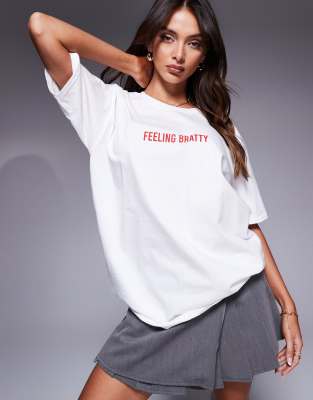 In The Style - Oversize-T-Shirt in Weiß mit „Feeling Bratty"-Slogan