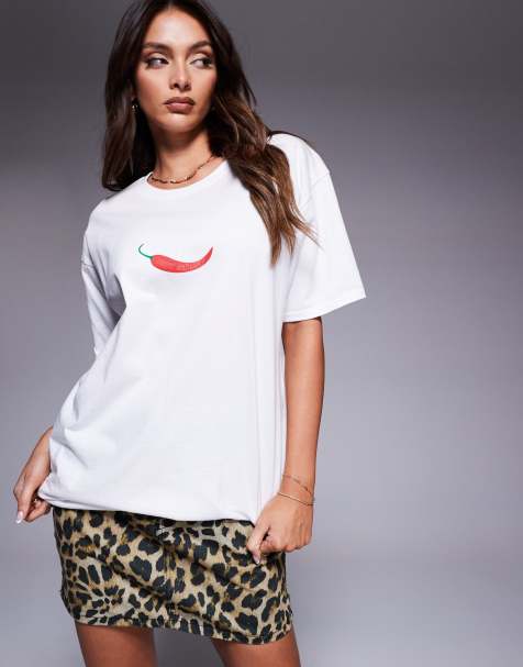 In The Style – Oversize-T-Shirt in Weiß mit „Hot Stuff“-Chili-Print - view 1