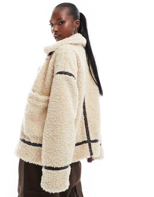 In The Style - Oversized borgjas van imitatieschapenvacht met zak in crème, 2 van 4