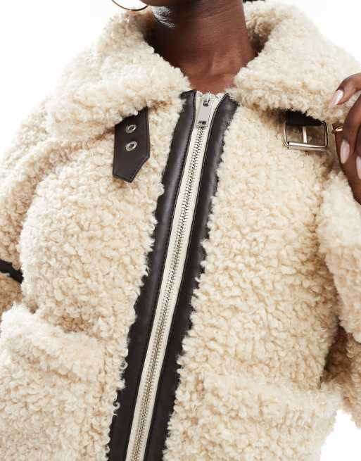 In The Style - Oversized borgjas van imitatieschapenvacht met zak in crème, 3 van 4
