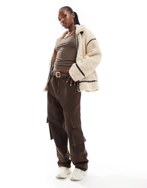 In The Style - Oversized borgjas van imitatieschapenvacht met zak in crème, 4 van 4