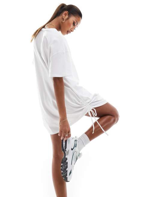 In The Style - Oversized T-shirt-minikjole med rynkede sider i hvid - Kun hos ASOS
