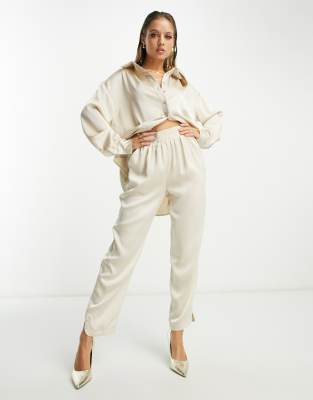 In the Style - Pantaloni comodi in raso, color pietra in coordinato